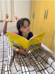 Foto de criança lendo um livro sobre diversidade